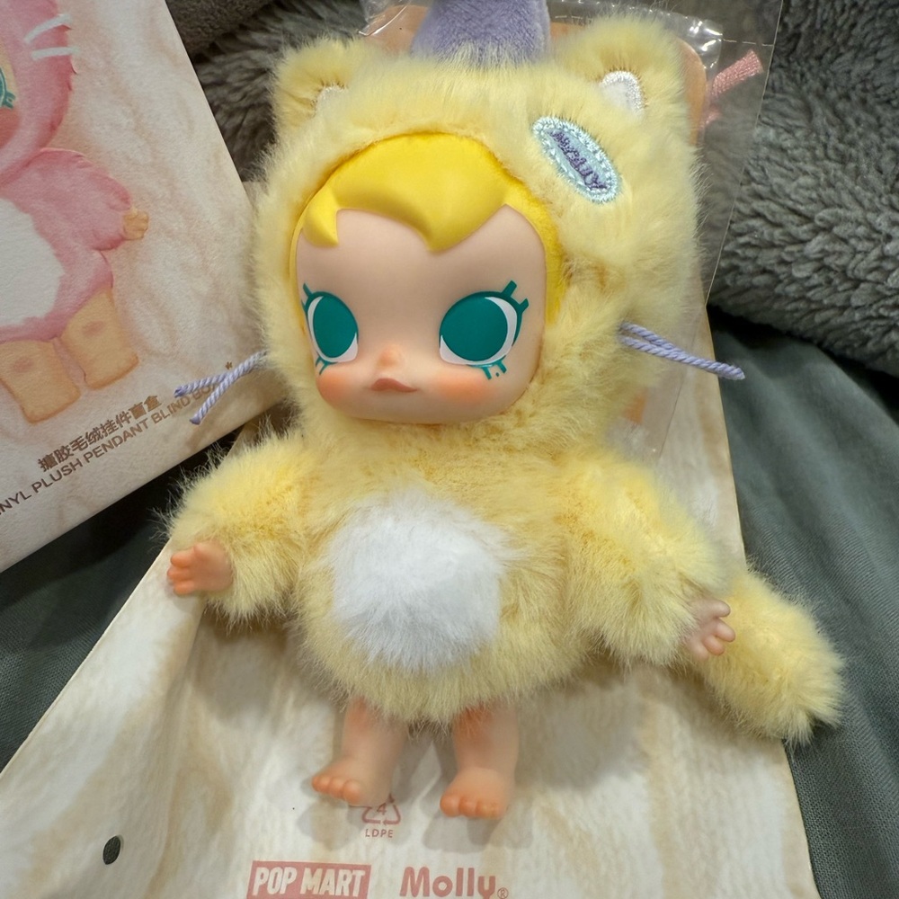 Enjoy the sunshine - Baby Molly keychain plush Popmart